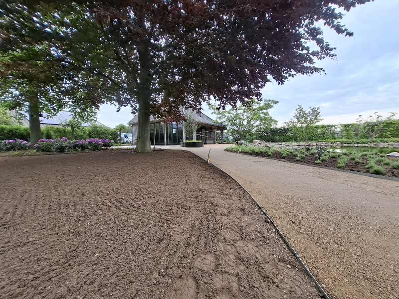 wandelpad-van-weert-woning Halfverharding wandelpad tussen inrit en woonhuis in aanleg