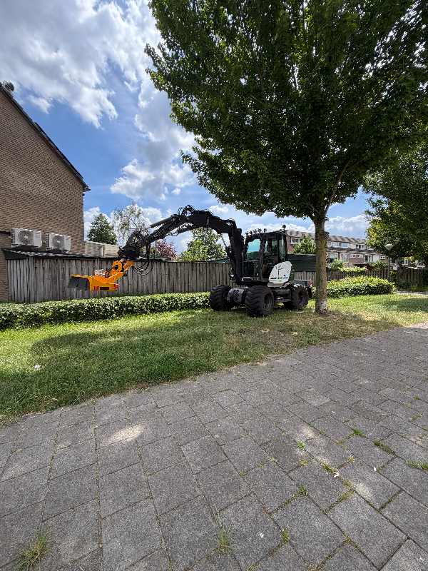 effiicient-maaien-samenwerking-van-weert Hagen knippen met de Mecalac en slagmaaier