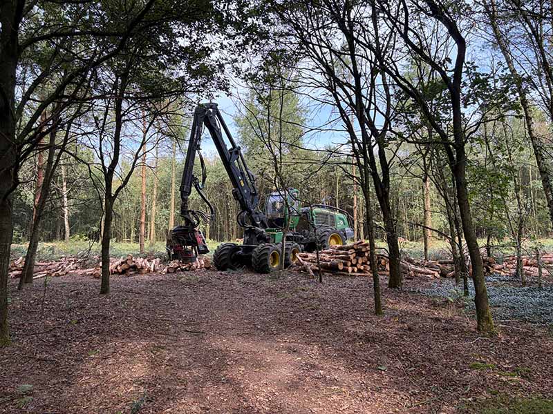 Van Weert harvester aan het werk in Heeswijk-Dinther Van Weert harvester aan het werk in Heeswijk-Dinther